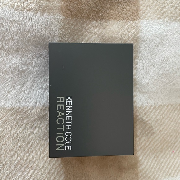 Kenneth Cole Reaction Elegant Silver Cufflinks new in box - Picture 2 of 6